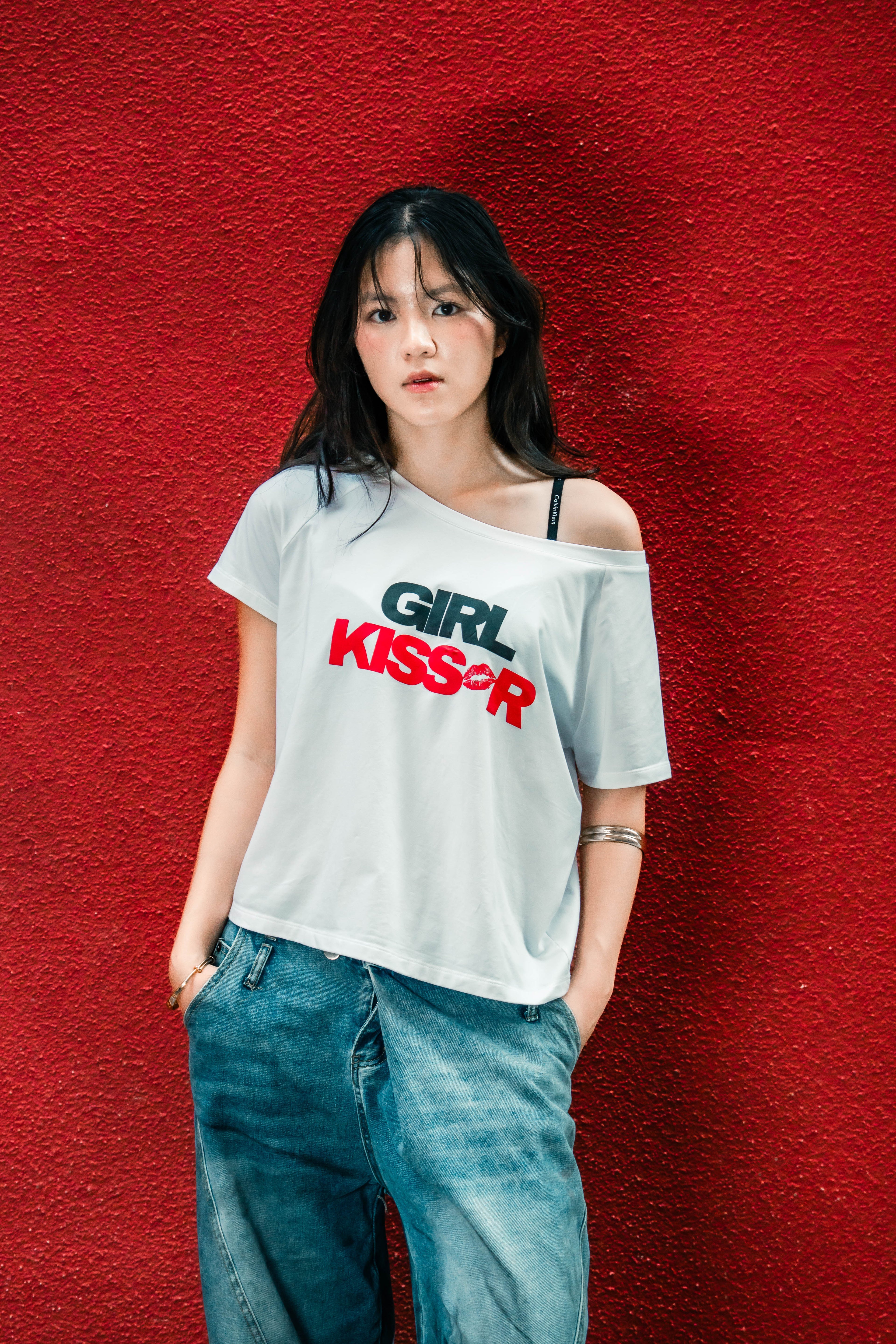Off-shoulder 'Girl Kisser' shirt