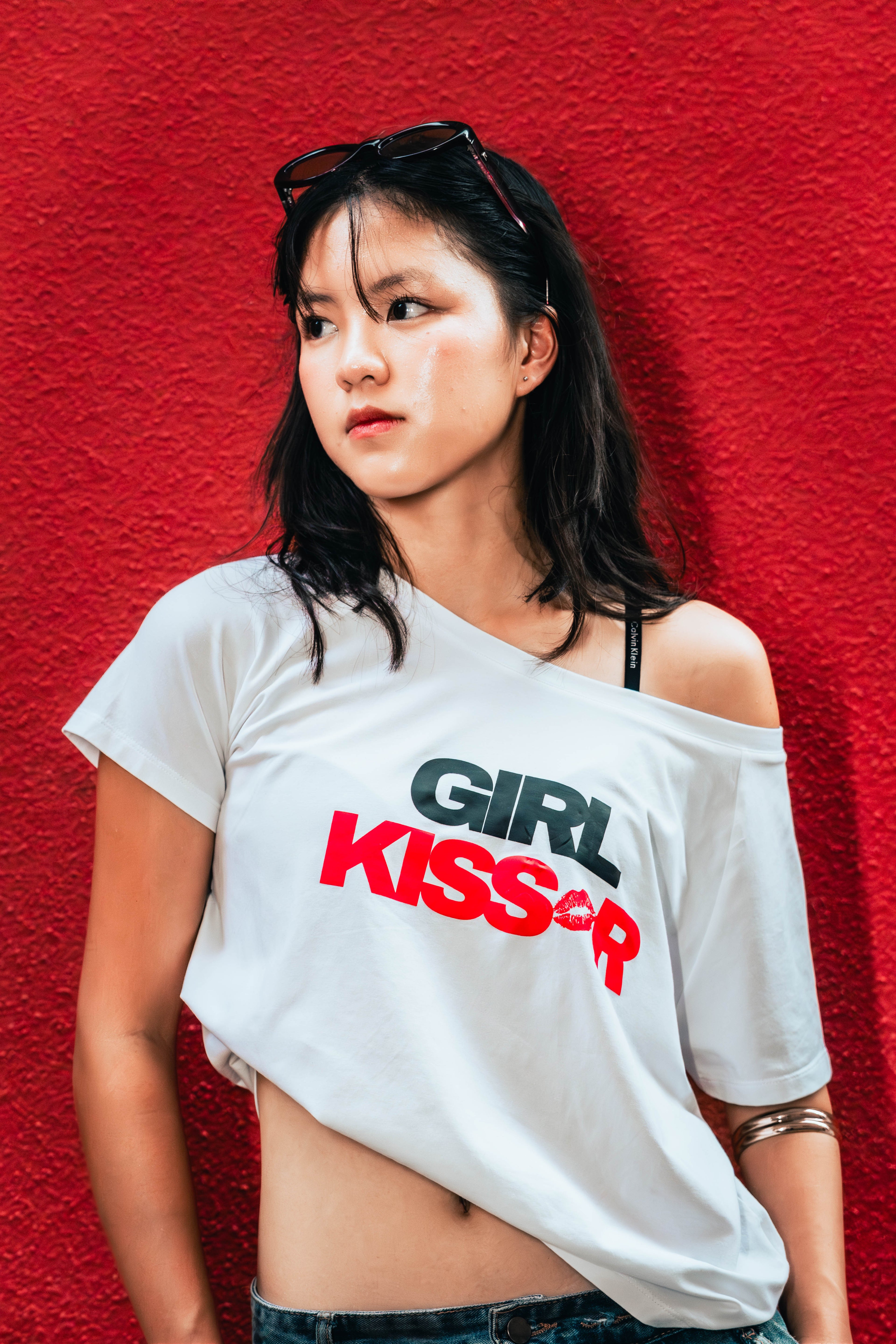 Off-shoulder 'Girl Kisser' shirt