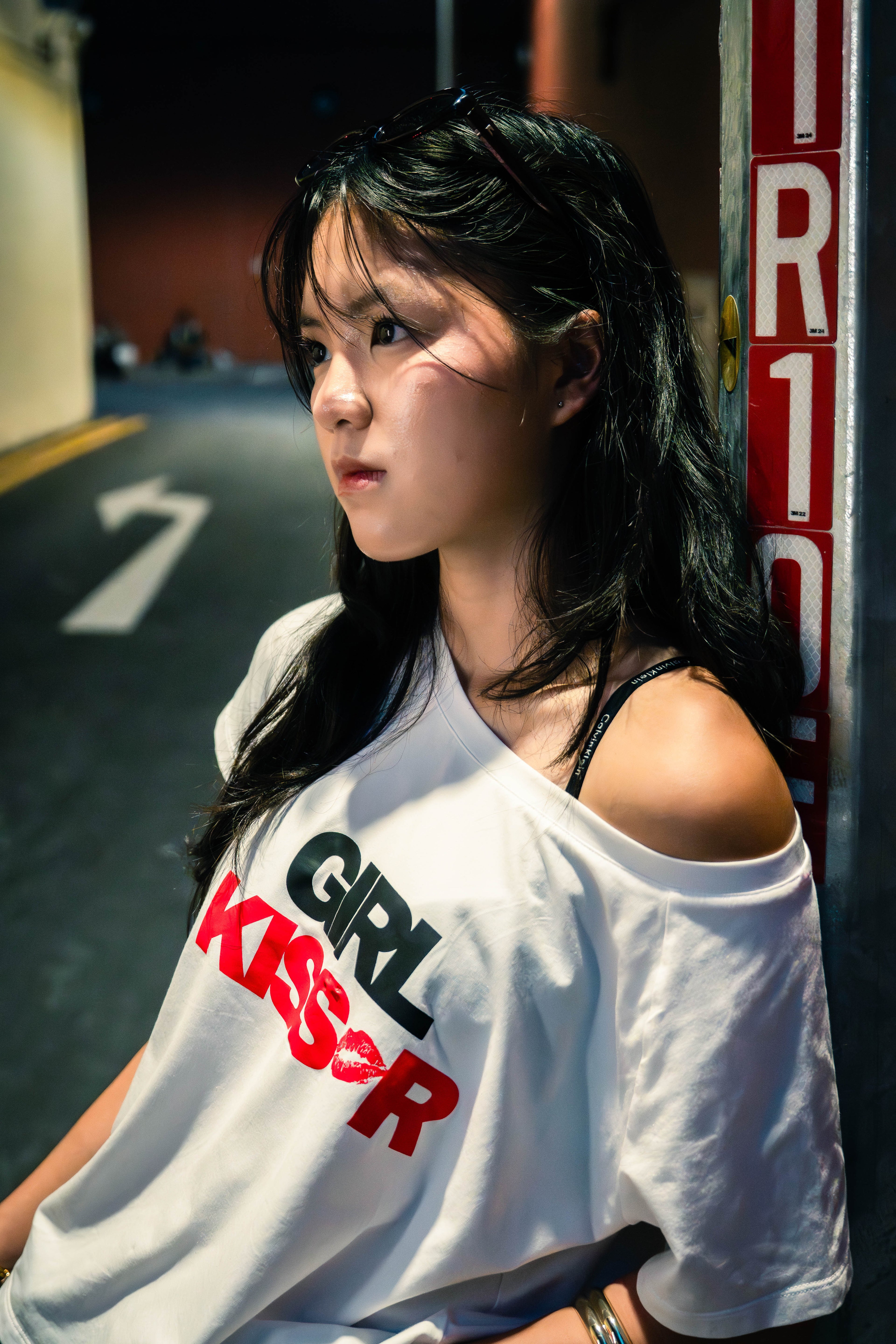 Off-shoulder 'Girl Kisser' shirt